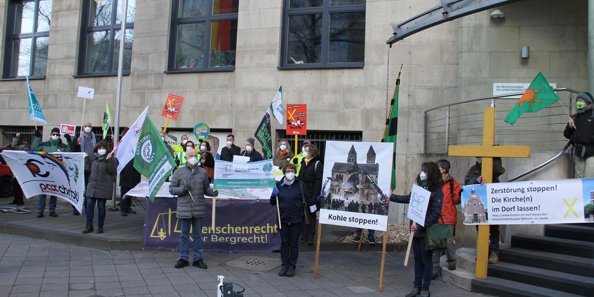 Rund 50 Vertreter aus Kirchen, Verbänden, Vereinen und Politik im Kreis Heinsberg, dem Erkelenzer Land und der Region Aachen forderten vor der Staatskanzlei ein Abrissmoratorium am Tagebau Garzweiler II.