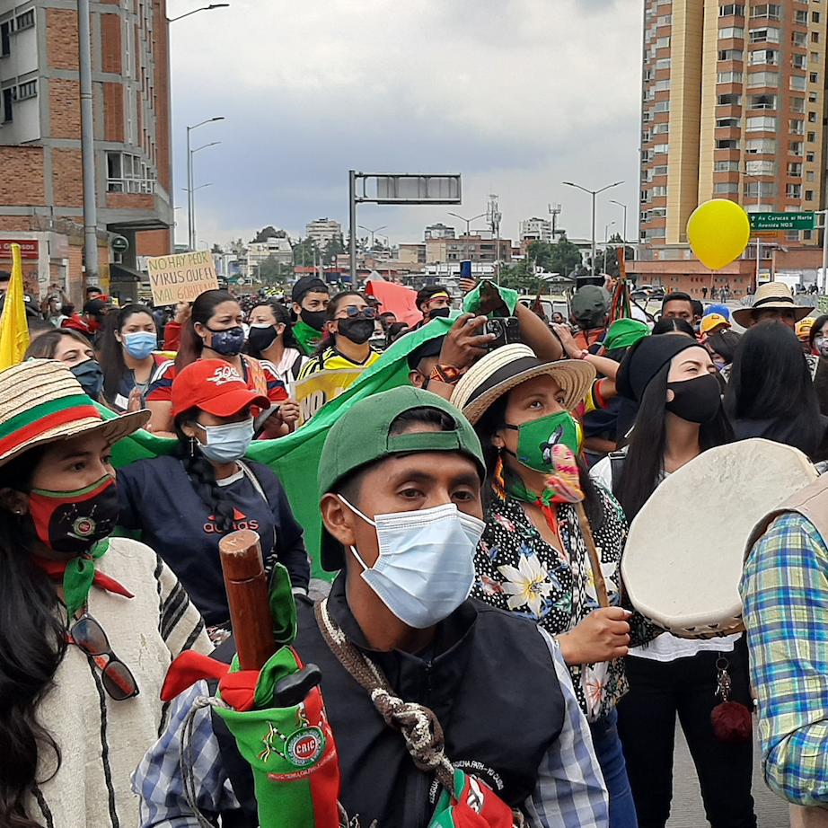 In vielen Städten Kolumbiens regt sich Protest gegen  soziale Missstände. Mancherorts wird er gewaltsam unterdrückt. Die Situation ist nach Einschätzung von Beobachtern von einer gefährlichen Eskalation geprägt.