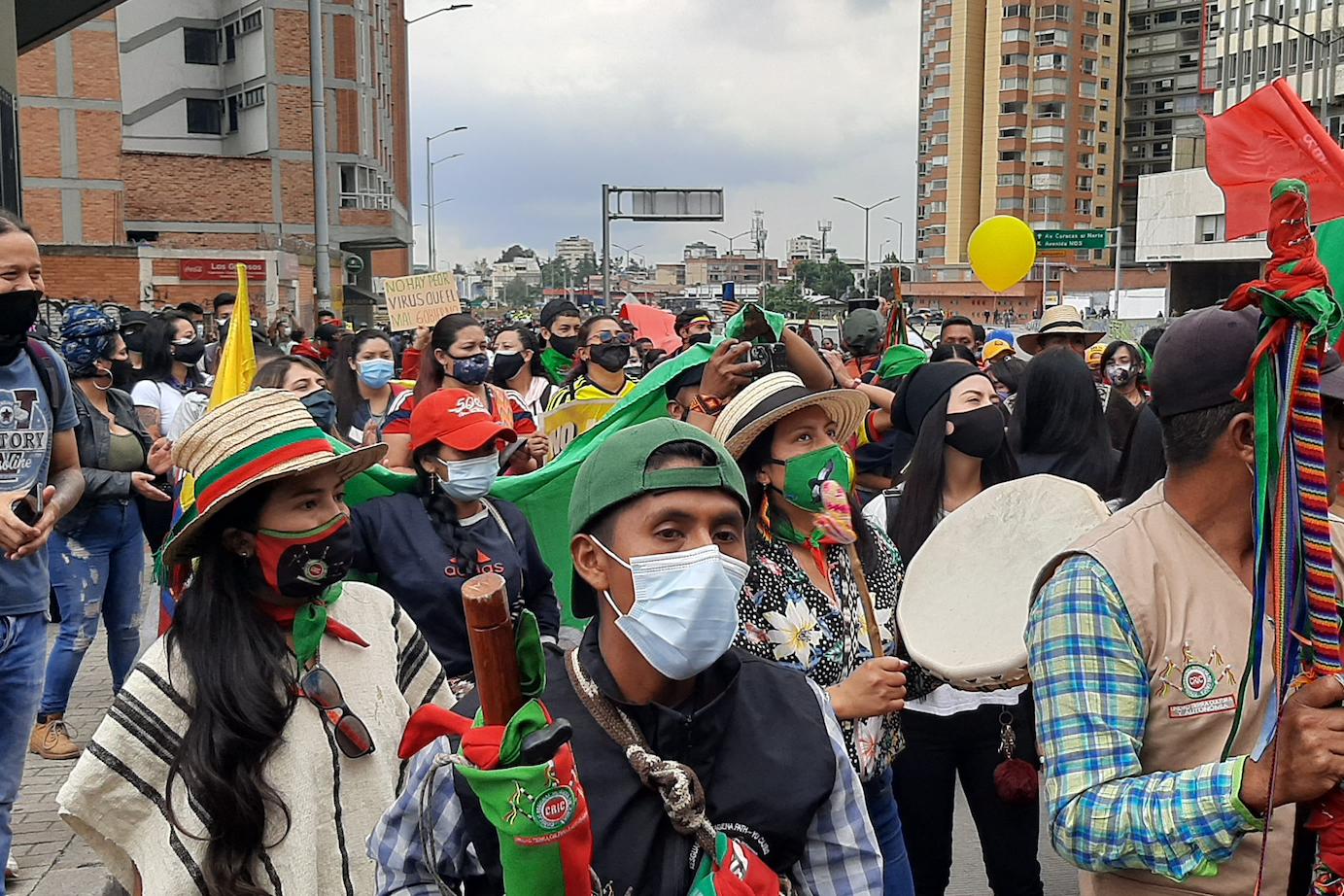 In vielen Städten Kolumbiens regt sich Protest gegen  soziale Missstände. Mancherorts wird er gewaltsam unterdrückt. Die Situation ist nach Einschätzung von Beobachtern von einer gefährlichen Eskalation geprägt.