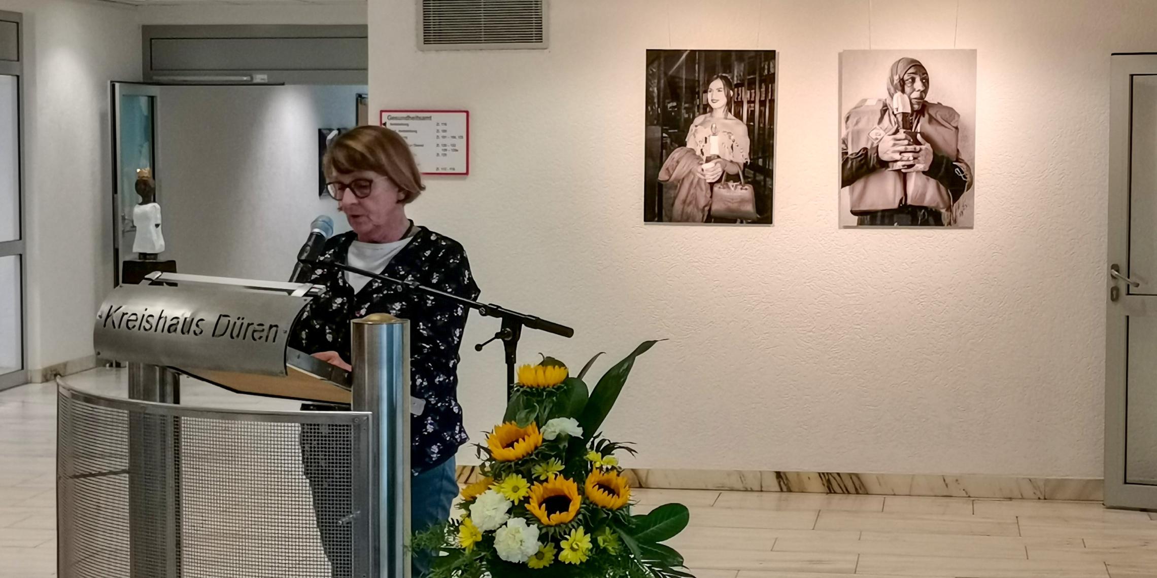 Ausstellung „Königinnen –Portraits in Würde“