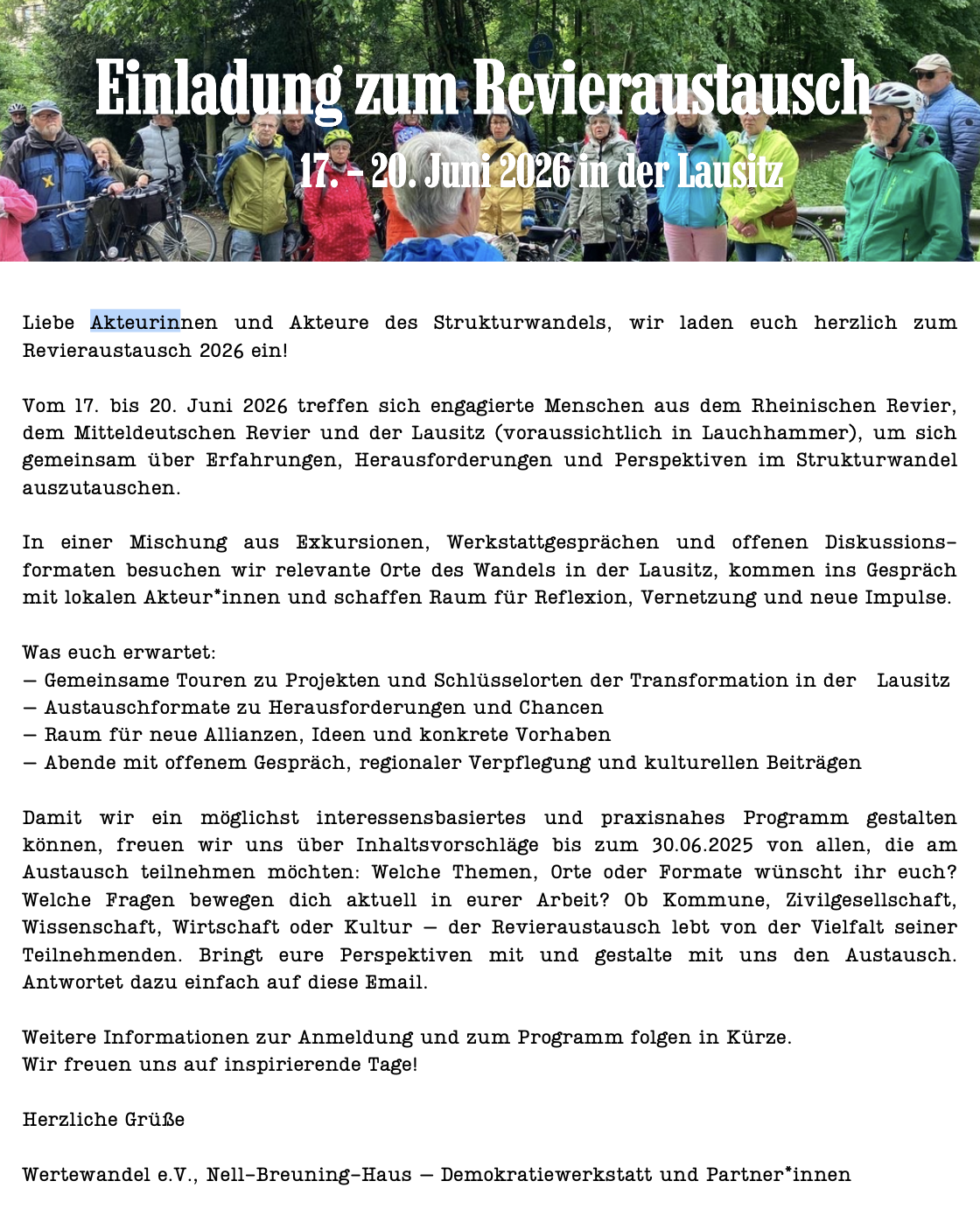 Gruppe von Menschen mit Fahrrädern im Wald, Text lädt zum Revieraustausch vom 17. bis 20. Juni 2026 in der Lausitz ein