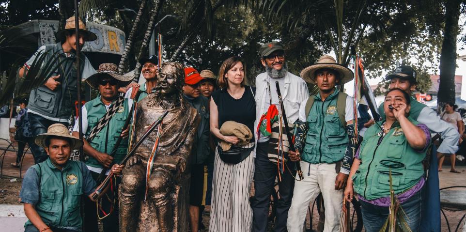 Mit Mitgliedern der indigenen Gemeine der Pijao Kiloca Playa Verde an einer Statue von Quintin Lame
