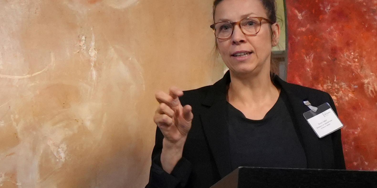 Eine Frau schaut in die Kamera.