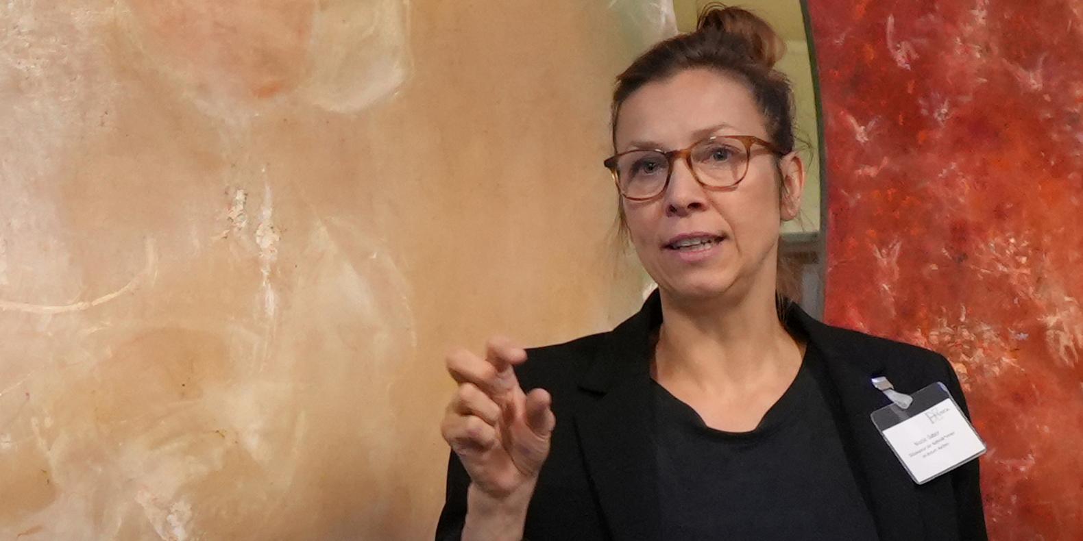 Eine Frau schaut in die Kamera.