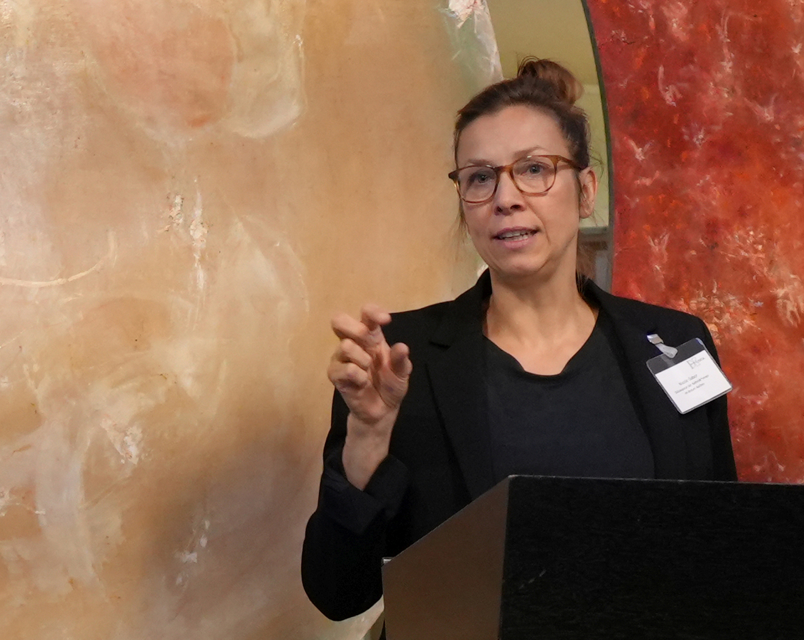 Eine Frau schaut in die Kamera.