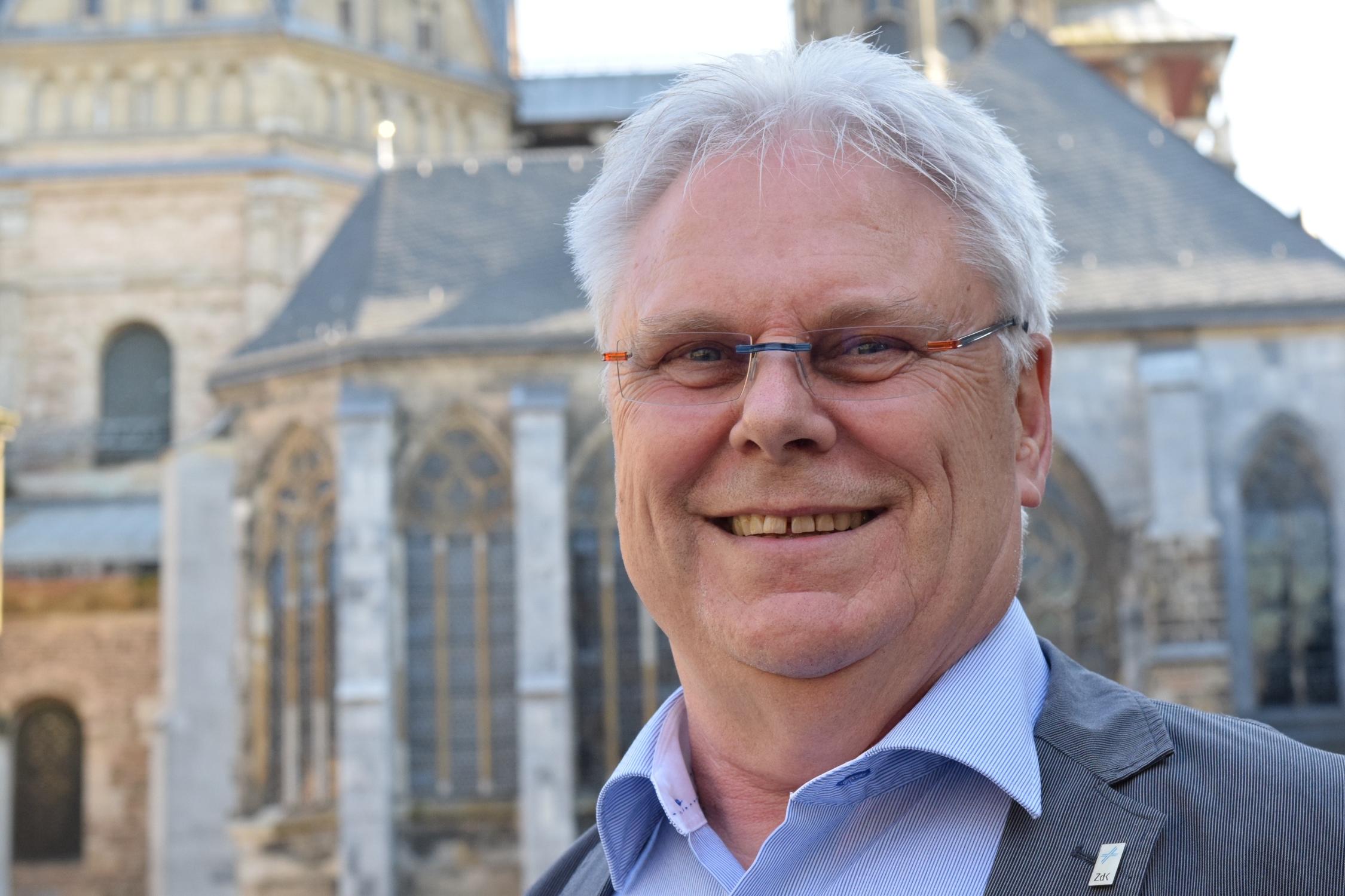Ein Mann vor dem Aachener Dom.