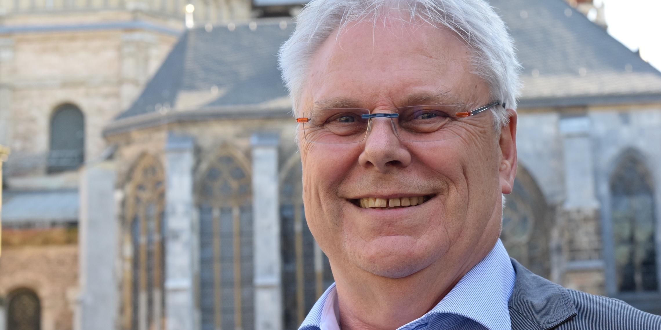 Ein Mann vor dem Aachener Dom.