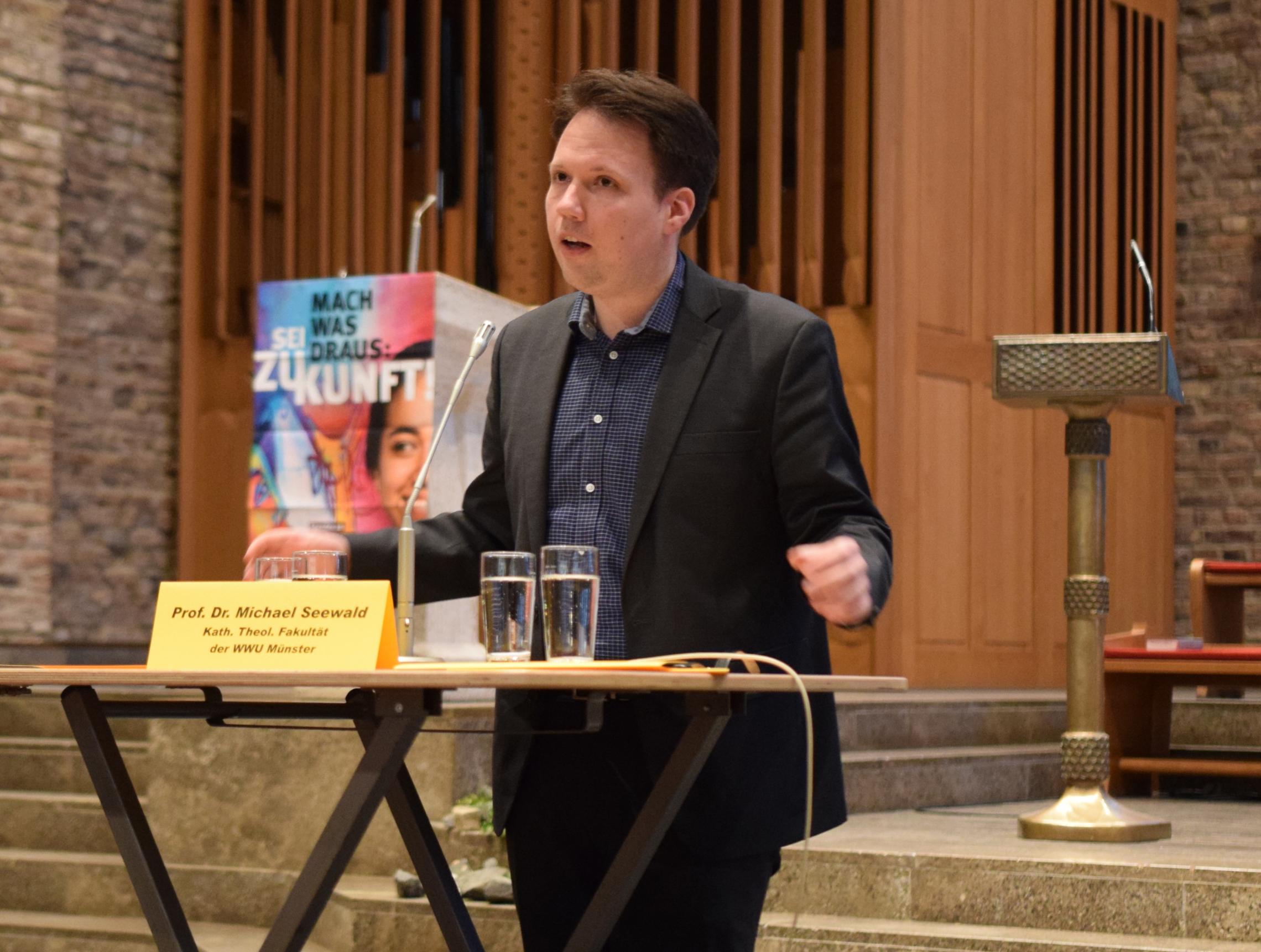 Der Münsteraner Dogmatikprofessor Michael Seewald zeigte vielfältige Faktoren auf, die Missbrauch in der Kirche begünstigen.