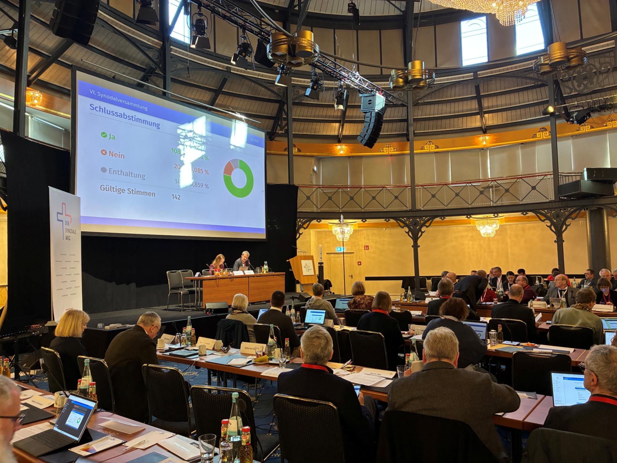 Menschen in einem Saal. Eine große Präsentation.