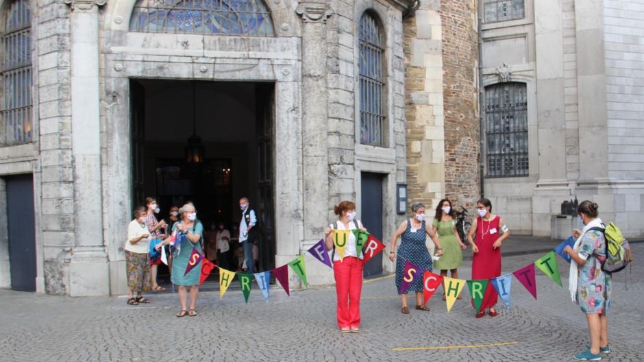 Die Frauen mit den Wimpeln aus Kloster Fahr.